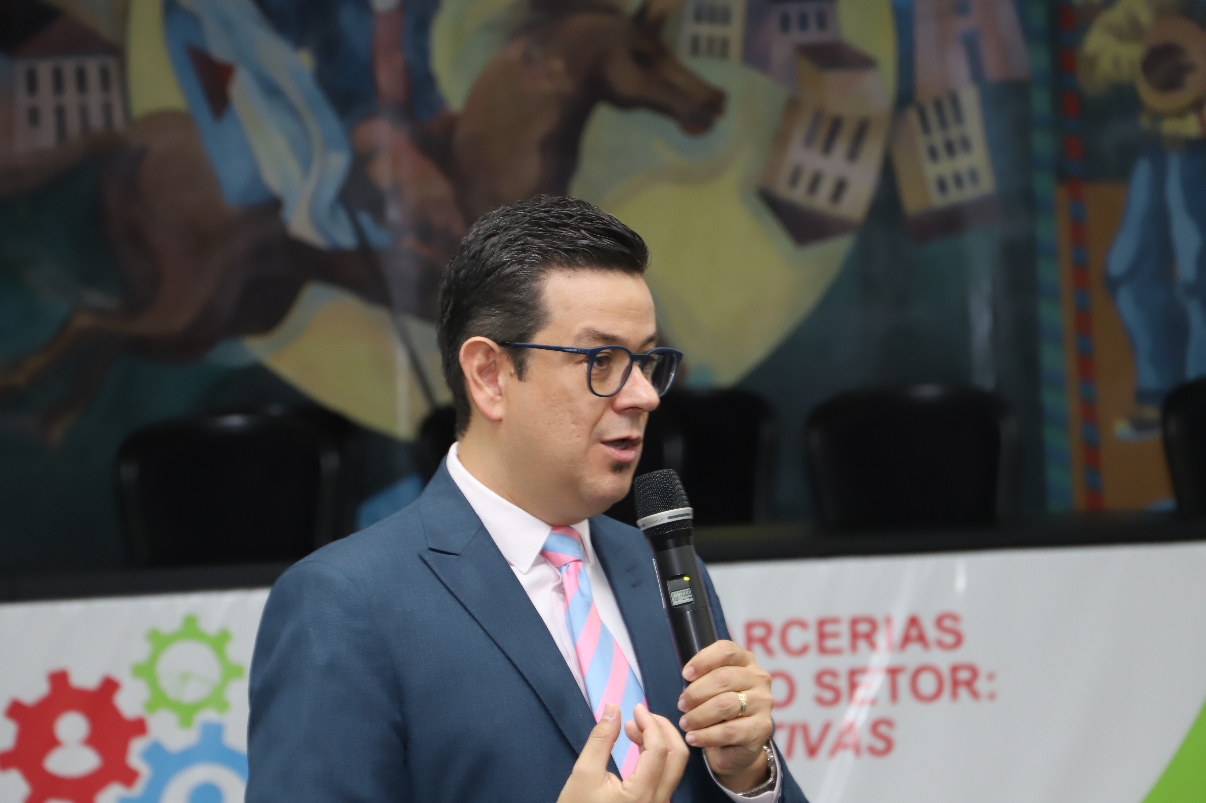 Gustavo Vidigal, palestrando sobre prestação de contas à luz da política de resultados estabelecida na Lei 13.019/2014